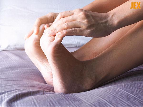 Tê bì chân tay khi ngủ là bệnh gì? Nguyên nhân và cách khắc phục
