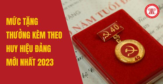 Mức tặng thưởng kèm theo Huy hiệu Đảng mới nhất 2023