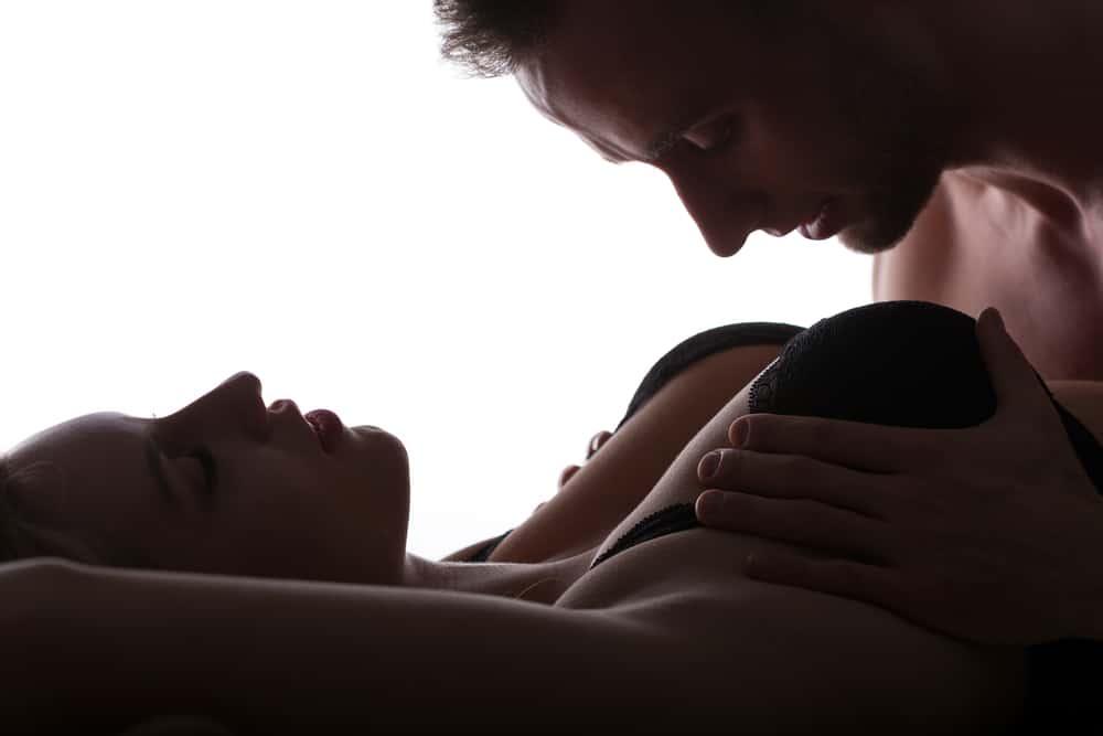 10 cách kích thích núm vú và bầu ngực để nàng khoái cảm đê mê