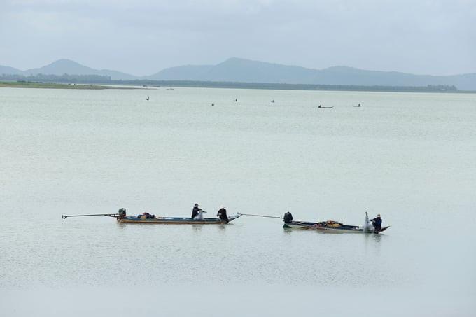 Hồ thủy lợi nhân tạo 270km2 lớn nhất Việt Nam, rộng gấp 2.250 lần hồ Gươm, trải dài trên địa phận 3 tỉnh Đông Nam bộ