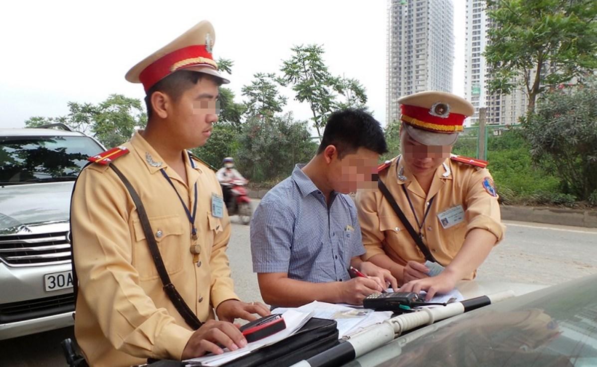 Lái xe ô tô, xe máy không có bắng lái bị phạt bao nhiêu