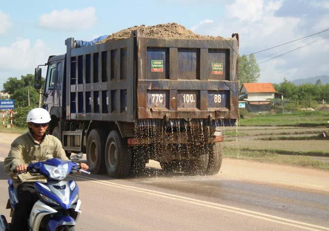 Xe chở vật liệu làm rơi vãi ra đường bị xử phạt bao nhiêu?