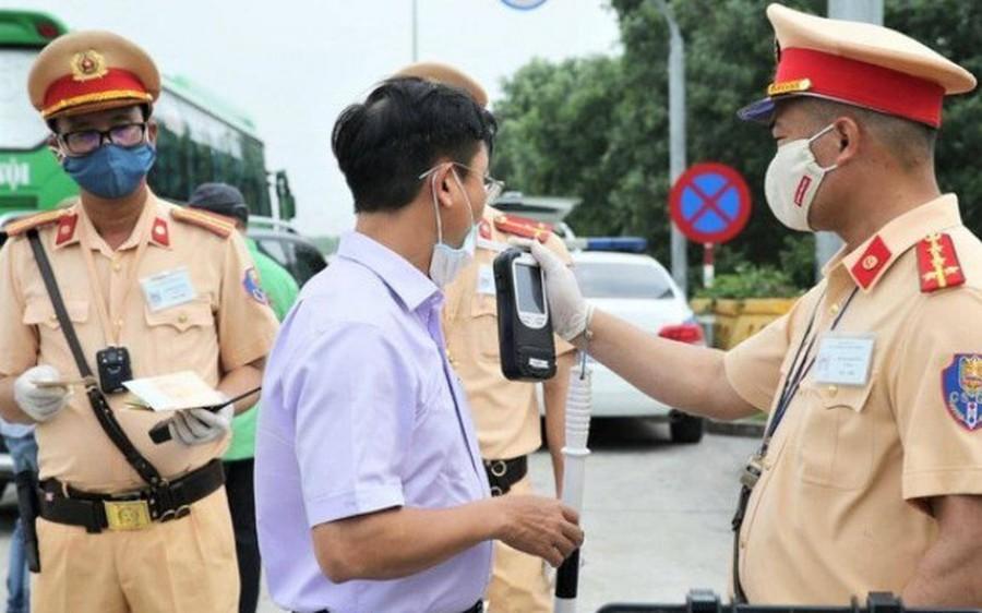 Bị phạt nặng vì điều khiển xe ô tô không có Giấy phép lái xe và trong hơi thở có nồng độ cồn