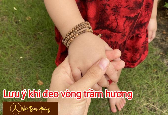 Những lưu ý khi đeo Vòng Trầm Hương – Cách đeo để vòng lên màu đẹp