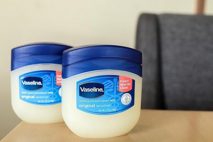 Top 3 cách tẩy tế bào chết môi bằng vaseline môi hồng rạng rỡ