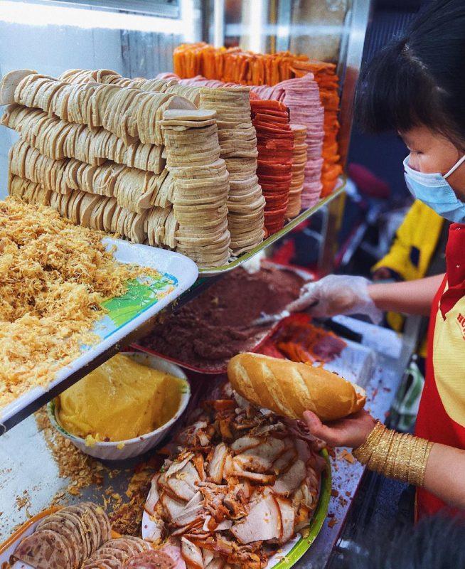 1 Ổ bánh mì thịt chả bao nhiêu calo? Ăn bánh mì Huynh Hoa có mập không?