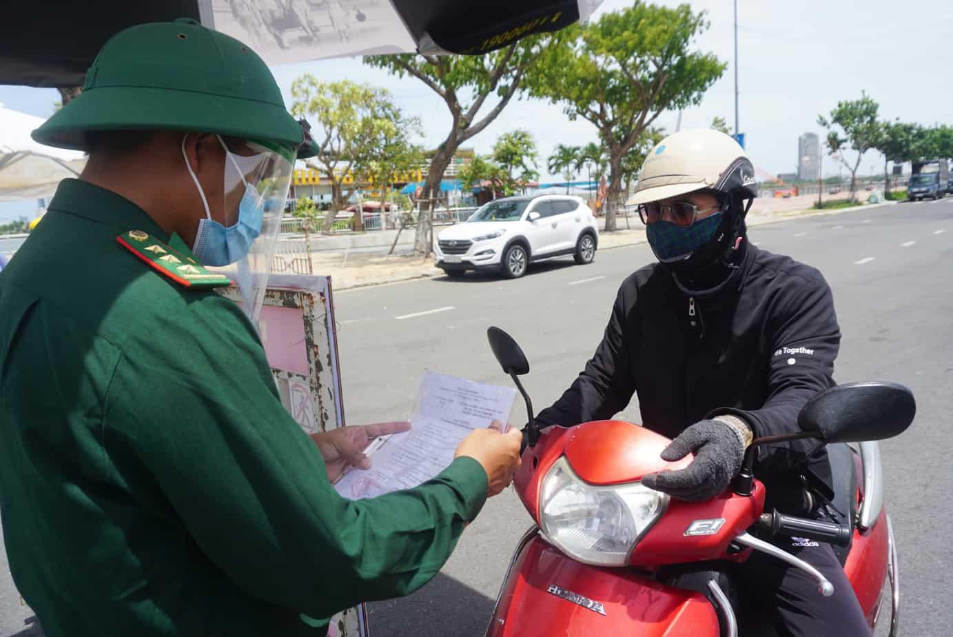 Biển báo nguy hiểm có đặc điểm gì?