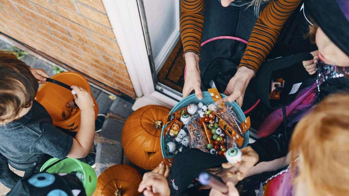 Trick or Treat là gì? Cách chơi trò "cho kẹo hay bị ghẹo"