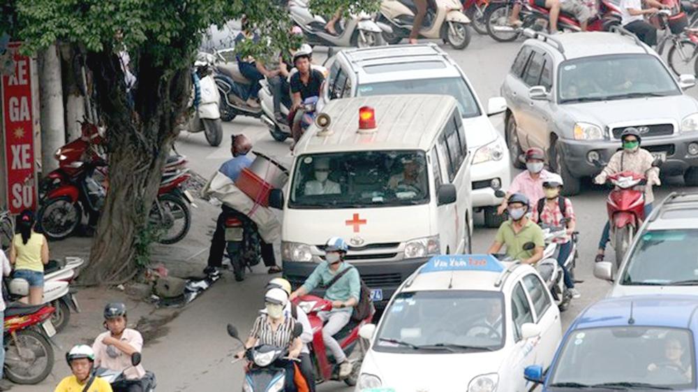 Khi có tín hiệu của xe ưu tiên, người tham gia giao thông phải làm gì?