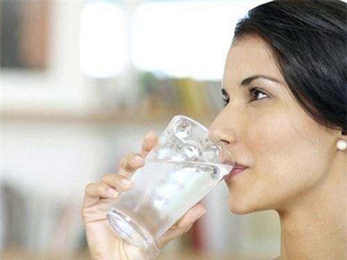 Mẹ có biết sinh mổ bao lâu được uống nước đá?