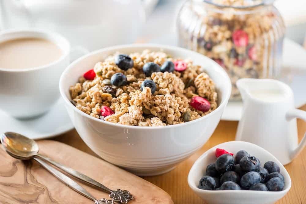 Dùng ngũ cốc ăn sáng mỗi ngày có tốt cho sức khỏe không? Chọn mua ngũ cốc lành mạnh