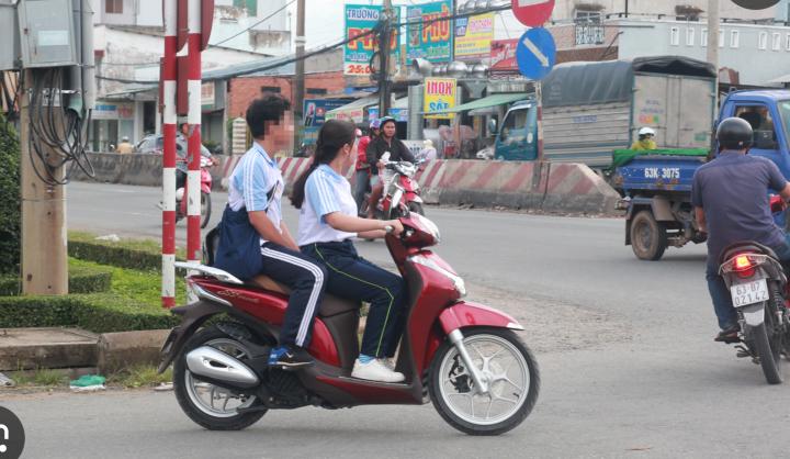 Bao nhiêu tuổi được đi xe máy?