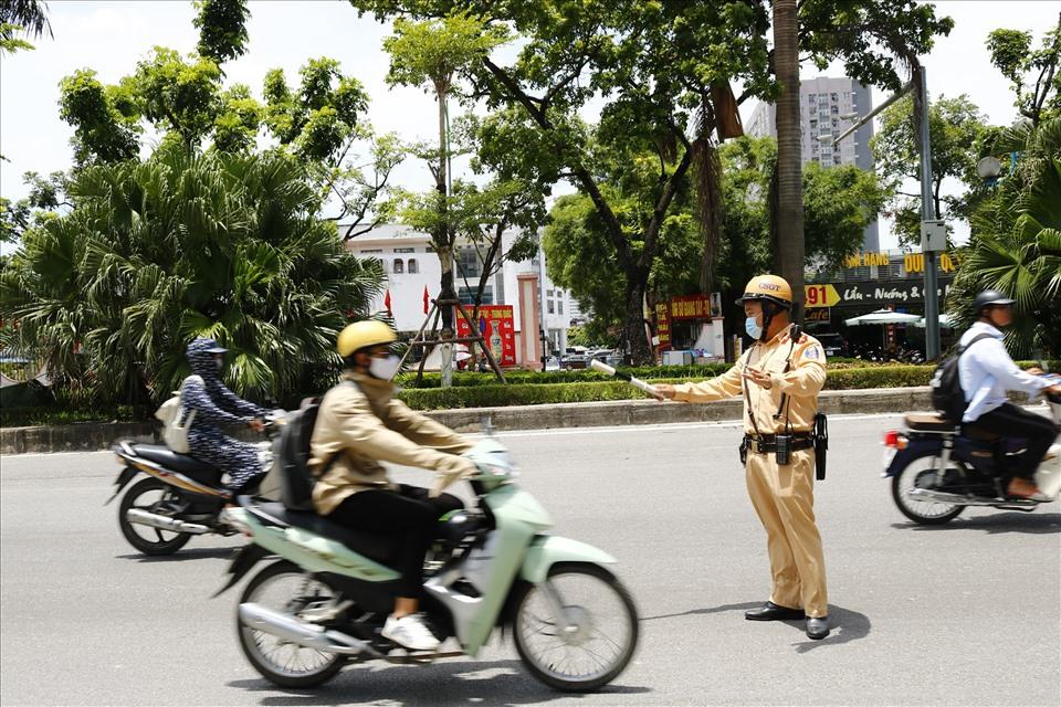 Tài xế chuyển hướng không xi nhan bị phạt đến 5 triệu đồng