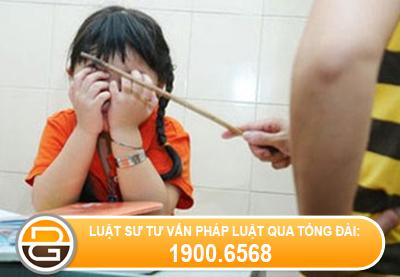 Đe dọa, ép buộc thành viên trong gia đình làm theo ý mình