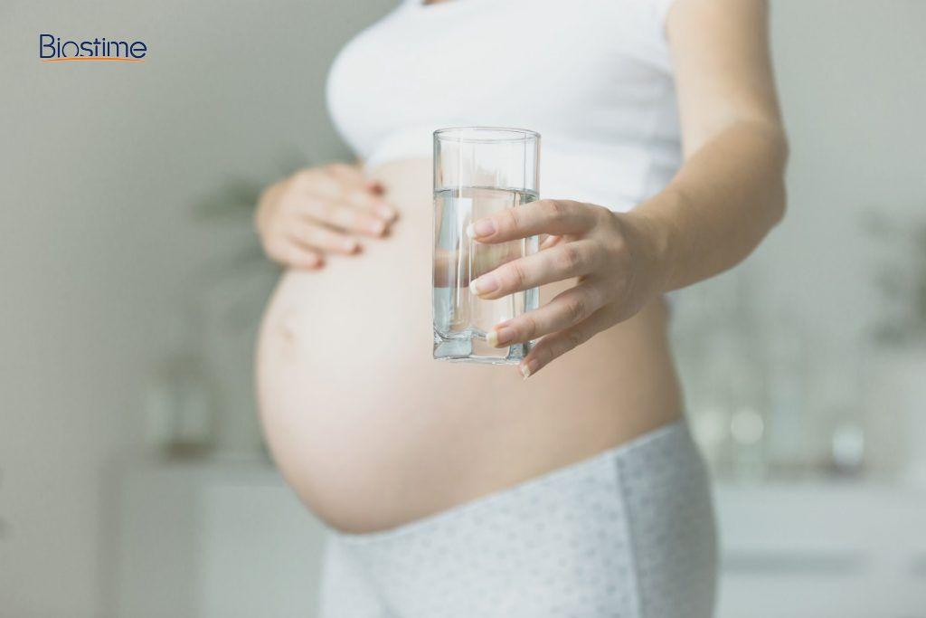 Bà bầu nên uống nước gì trong thai kỳ để tốt cho mẹ và bé?