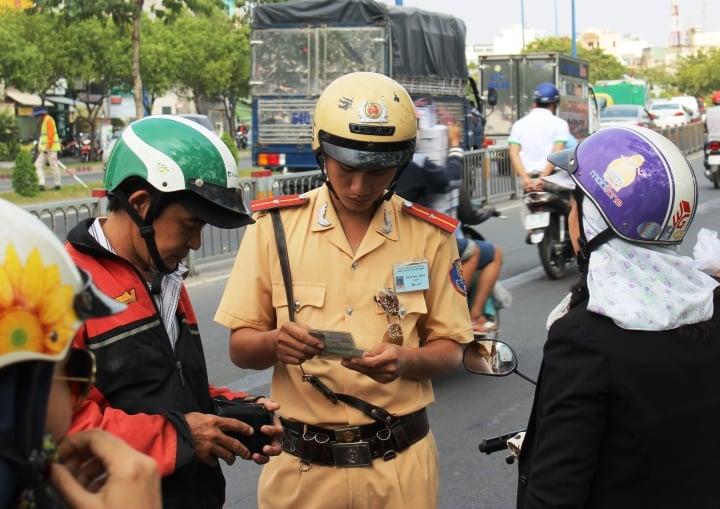 Quên không mang giấy tờ xe bị phạt bao nhiêu tiền?