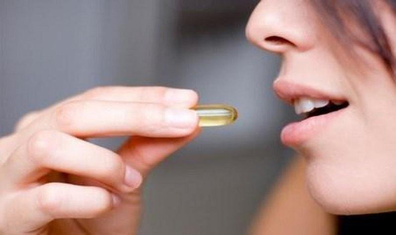 Có nên dùng vitamin E dạng uống để bôi mặt?