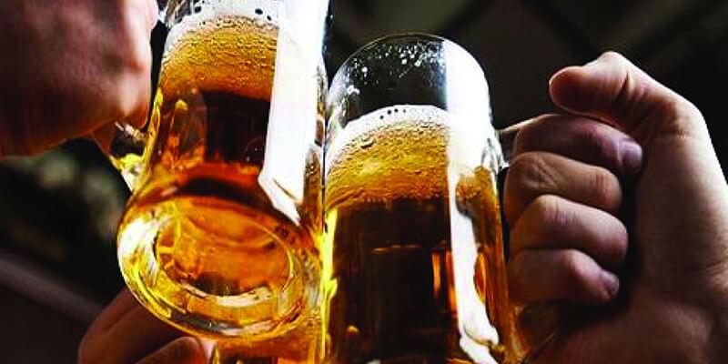 Uống bia vào những ngày đèn đỏ lợi hay hại?