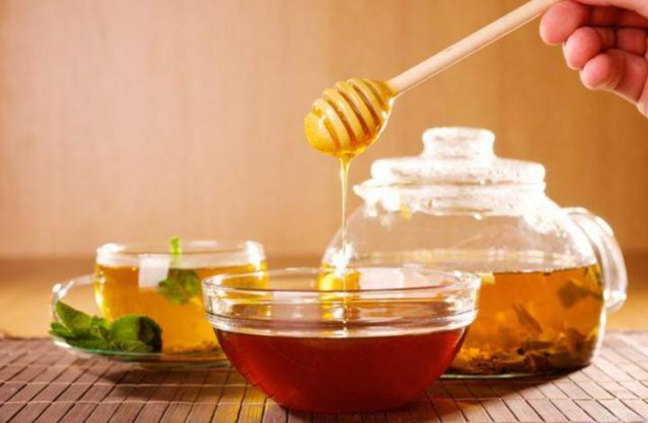 Uống mật ong pha nước ấm trước khi đi ngủ có tác dụng gì?