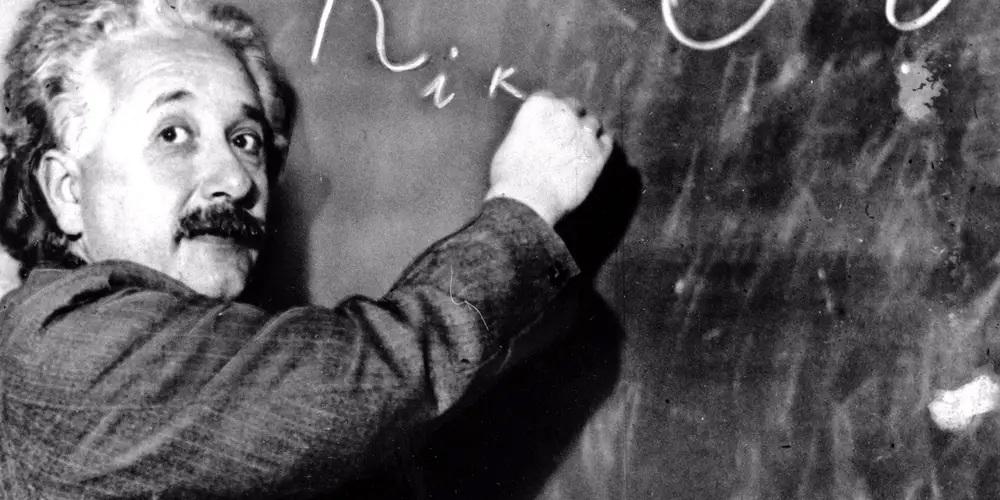 Albert Einstein: Từ cậu bé chậm nói trở thành thiên tài vật lý