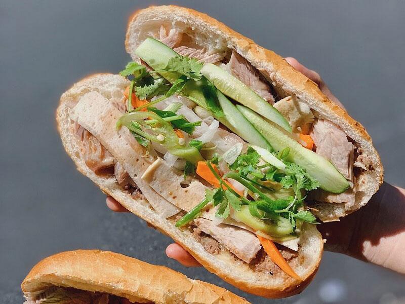 Một ổ bánh mì thịt bao nhiêu calo? Ăn bánh mì thịt có béo không?