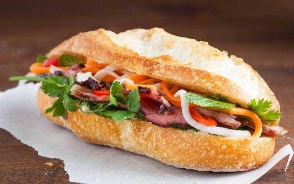 Bánh mì thịt bao nhiêu calo? Ăn có tăng cân không?