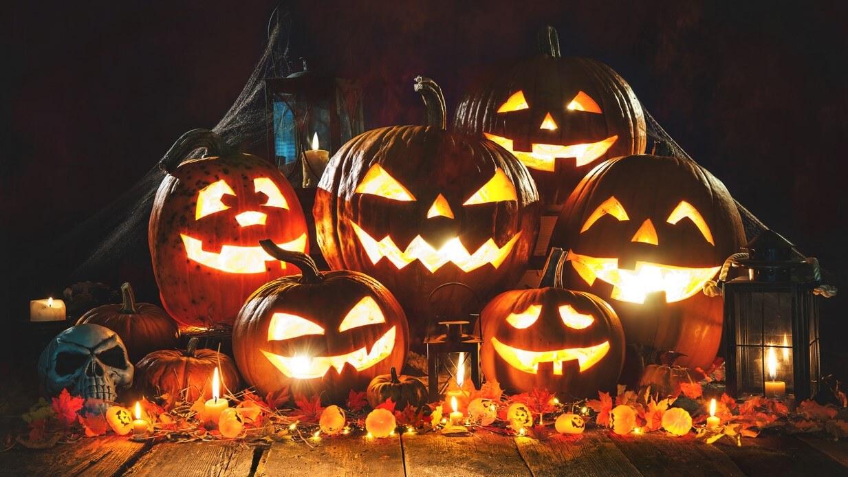 "Cho kẹo hay bị ghẹo" tiếng Anh là gì? Nguồn gốc tục xin kẹo Halloween