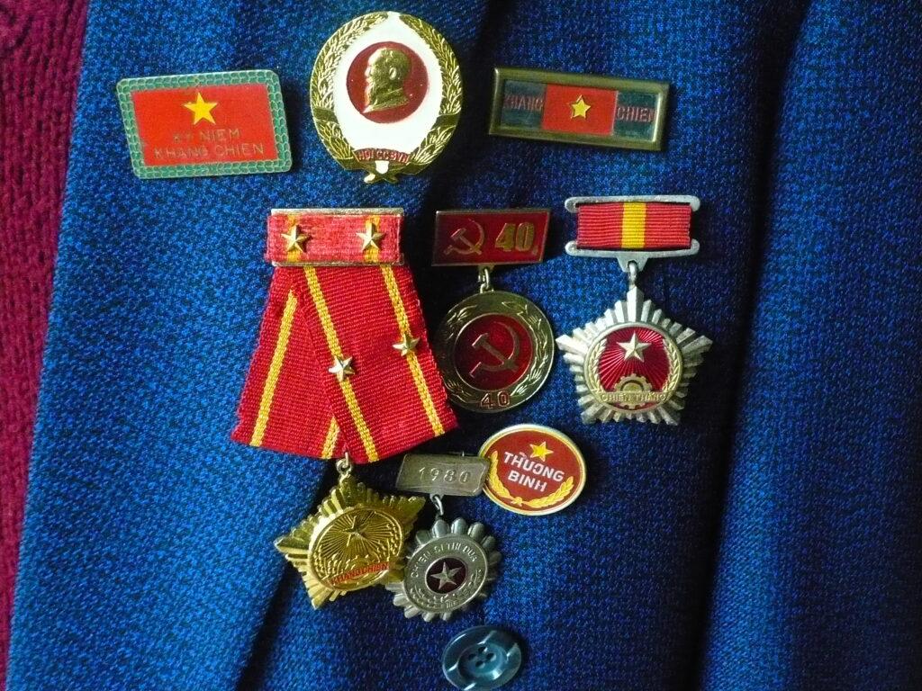 Cách đeo huân huy chương, huân chương, huy hiệu Đảng trên áo
