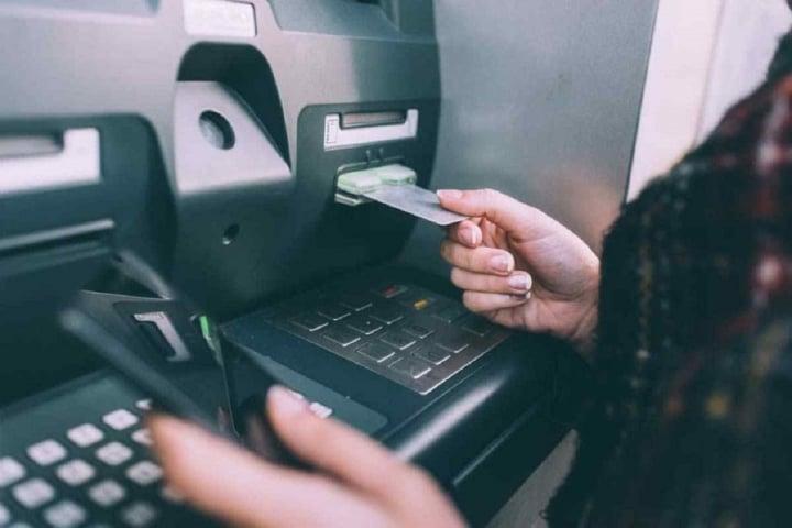 Thẻ ATM bị khóa, có rút tiền, chuyển tiền được không?