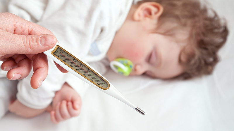 Bật mí cho bố mẹ những cách hạ sốt cho trẻ sơ sinh không dùng thuốc