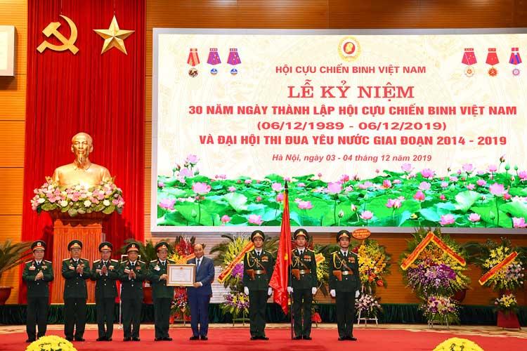 Đeo huy hiệu cựu chiến binh bên nào? Những thông tin không thể bỏ qua