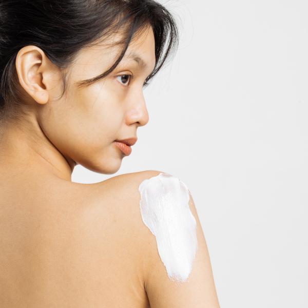 Có nên dùng Vaseline như kem dưỡng ẩm cho da mặt?